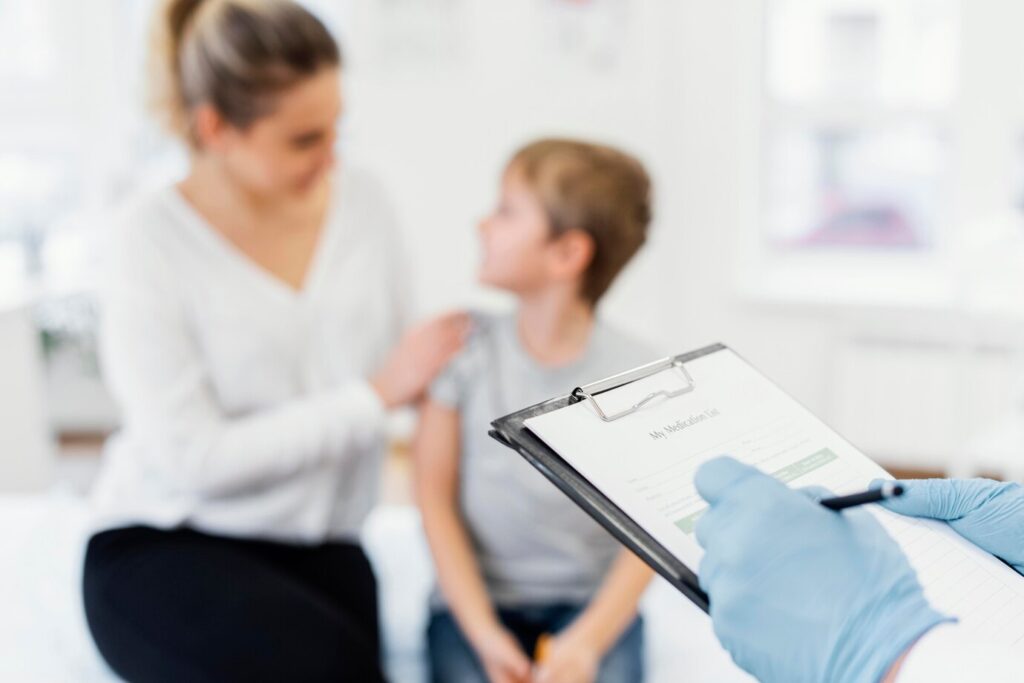 Médico revisando el historial clínico de un paciente