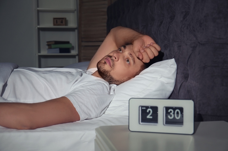estoy tan cansado que no puedo dormir