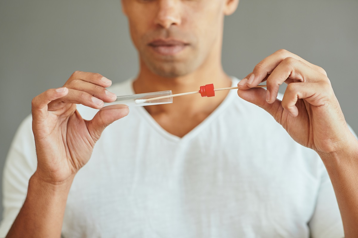 Hombre realizando una prueba genética mediante muestra de saliva en Madrid