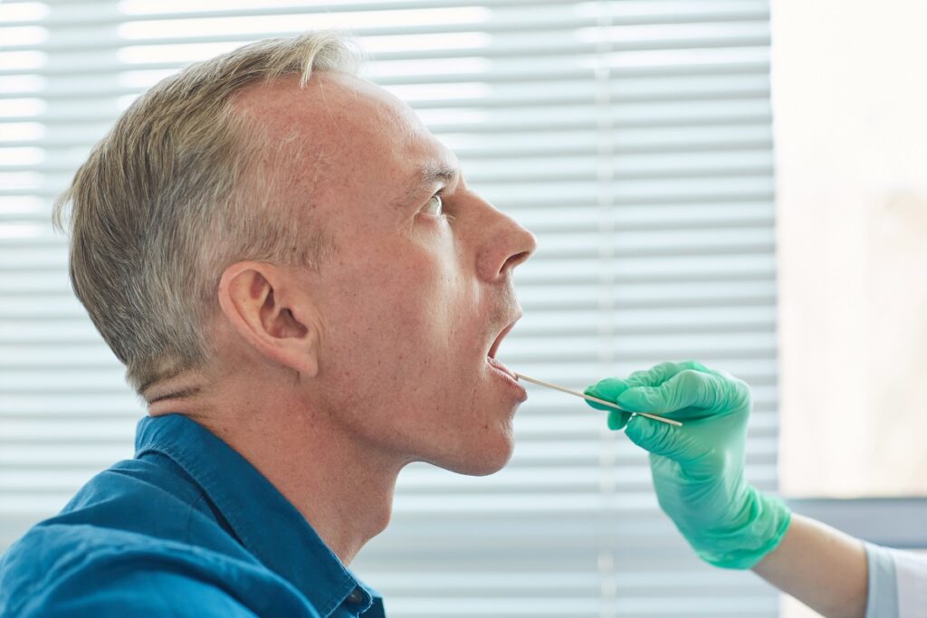 Test genético mediante saliva realizado en consulta médica en Madrid